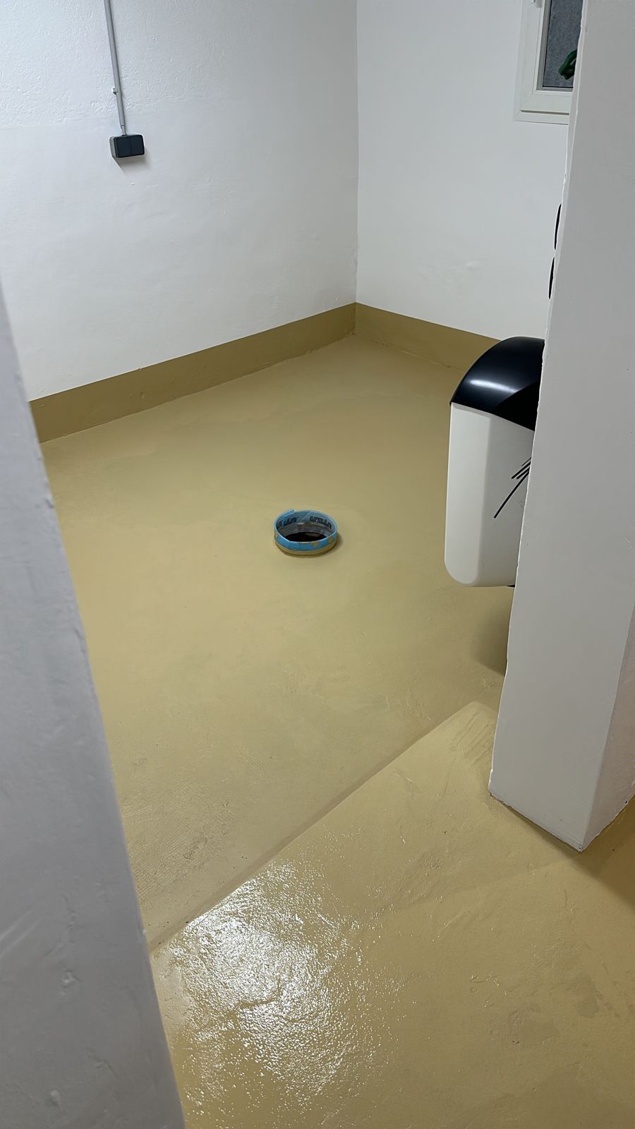 Bodenablauf, vor der Beschichtung sauber abgeklebt