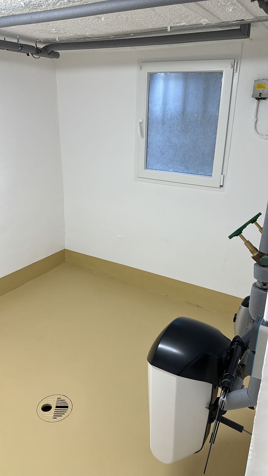 Fertiger Technikraum mit beschichtetem Boden, Sockel und Bodenablauf