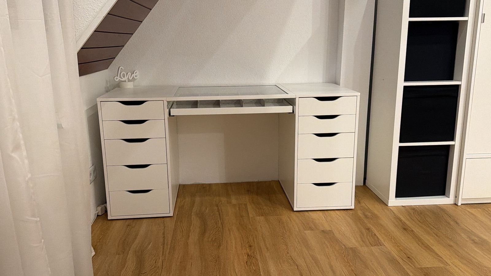 Schminktisch aus zwei Schubladenelementen mit Glasvitrine und Auszug in der Mitte