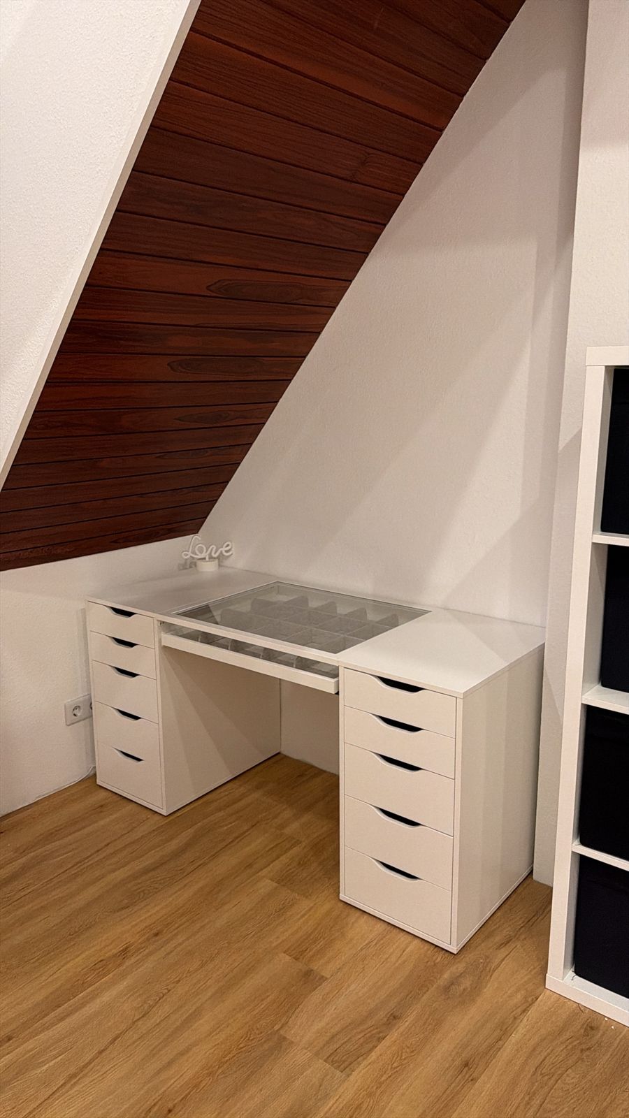 Schminktisch passgenau unter der Dachschräge