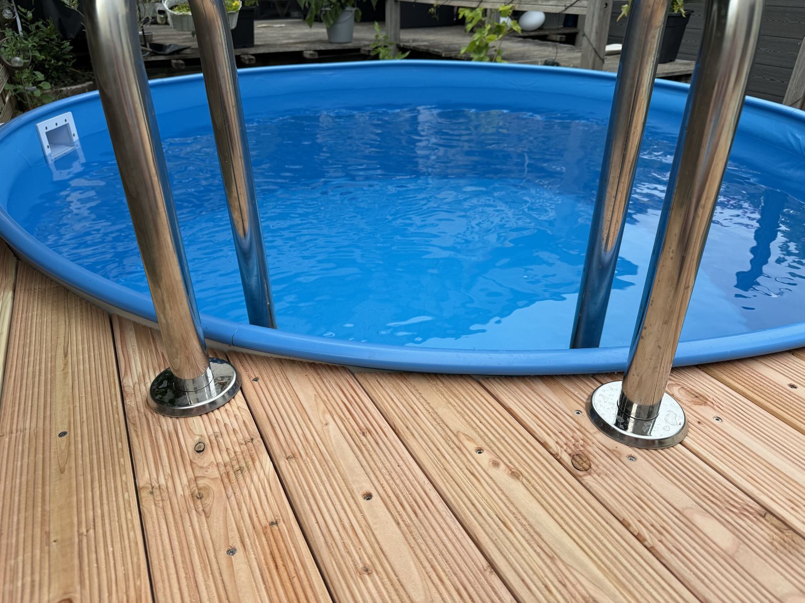 Edelstahlleiter mit Bodenrosetten, eingelassen in die Holzdielen
