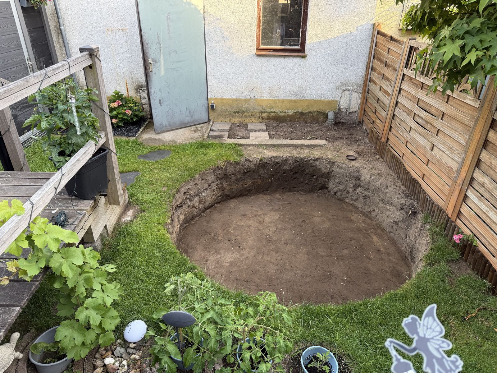 Rund ausgehobene Grube im Garten für das Poolbecken